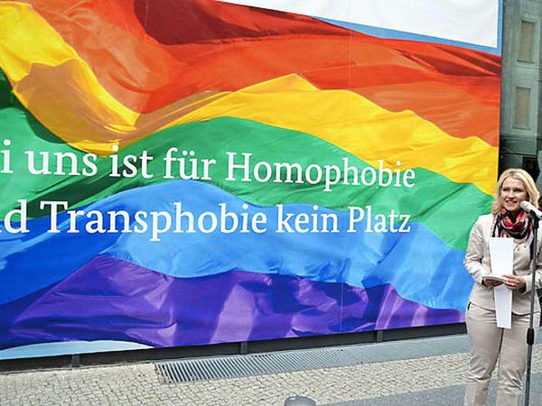 Familienministerin Manuela Schwesig (SPD) hat zum Auftakt der "Pride Week" eine Plakataktion enthüllt. 