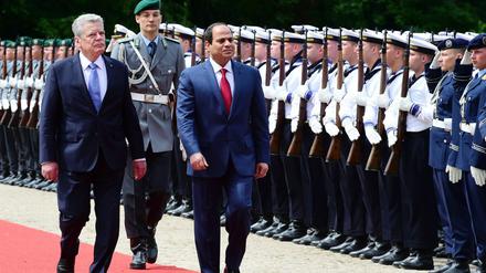 Roter Teppich für den Machthaber aus Kairo: Staatschef al Sisi (r.) und Bundespräsident Gauck.