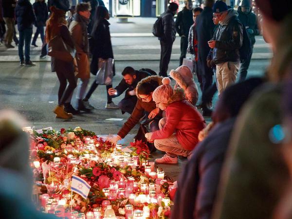 Gedenken im Weihnachtstrubel - am Breitscheidplatz, wo bei einem Terroranschlag 12 Menschen gestorben sind.