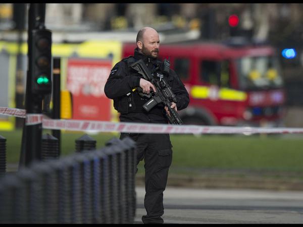 Bewaffnete Polizei nach dem Attentat von London.