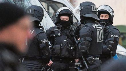 Polizisten nach der Durchsuchung einer Moschee im Februar in Hessen. 