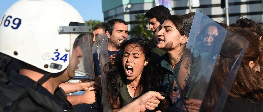 Nach Auseinandersetzungen in der Türkei zwischen Polizei und Demonstranten sind elf Menschen festgenommen worden. 