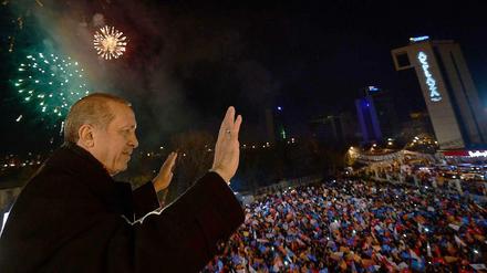 Recep Tayyip Erdogan feiert den Wahlsieg mit seinen Anhängern in Ankara.