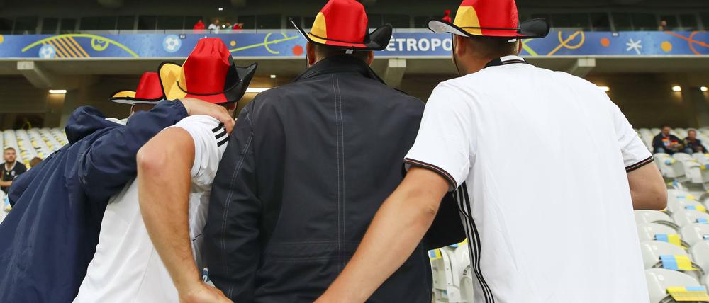 Fans der deutschen Nationalmannschaft in Lille. Während des Spiels blieb es ruhig, außerhalb des Stadions allerdings lösten rechtsextreme Hooligans aus Sachsen Krawalle aus.