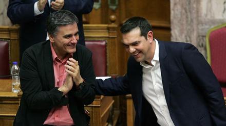 Griechenlands Finanzminister Euclid Tsakalotos und Ministerpräsident Alexis Tsipras bei der Debatte um das neue Reformpaket im Parlament in Athen.