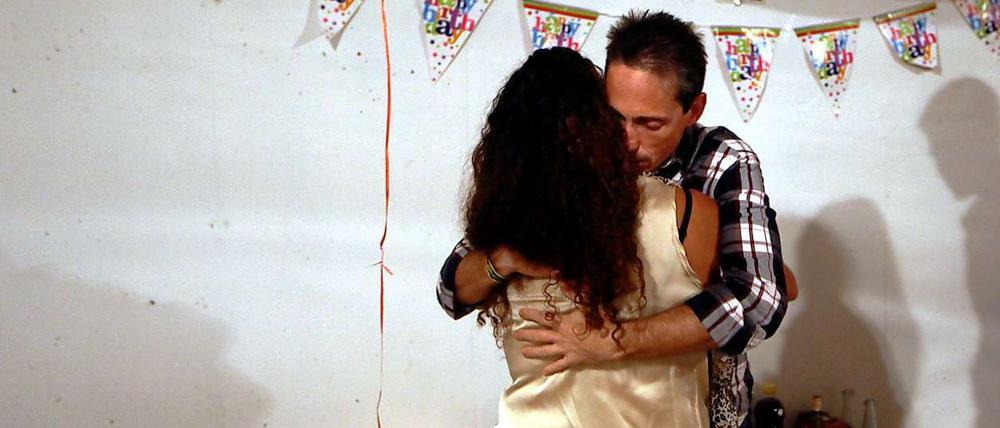 Dieser Israeli feiert seinen 40. Geburtstag mit Freunden und Familie in einem Luftschutzbunker in Tel Aviv.