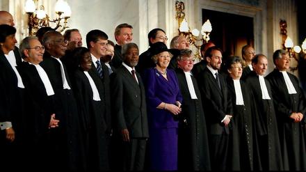 Jedem Anfang wohnt ein Zauber inne. Richter Hans-Peter Kaul (hinten mitte) strahlt am Eröffnungstag des Internationalen Strafgerichtshofs in Den Haag 2002. Mit ihm strahlen die damalige Königin Beatrix, die direkt vor ihm steht, und links von ihr der damalige Generalsekretär der Vereinten Nationen Kofi Annan. 