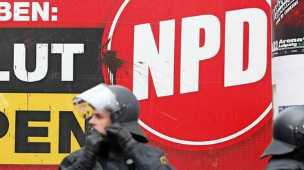 Polizisten sichern eine NPD-Demonstration 2013 in Leipzig
