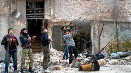 Mitglieder einer Gruppe, die sich "Allah Akbar" ("Gott ist Groß") nennt, schießen in Aleppo auf einen Helikopter der syrischen Armee.