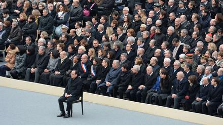 Frankreichs Staatspräsident Hollande mit Kabinettsmitgliedern bei der Trauerfeier.