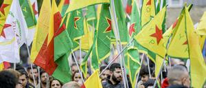 Demonstranten mit Fahnen der säkularen syrisch-kurdischen Partei PYD (in weiß) und der YPG (kurdisch für Volksverteidigungseinheiten; gelb)