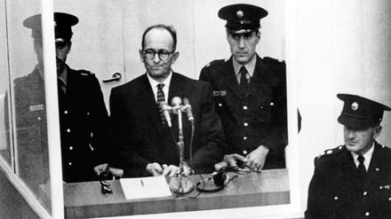 NS-Kriegsverbrecher Adolf Eichmann (2.v.l) steht während seiner Vernehmung am ersten Prozesstag vor dem Bezirksgericht in Jerusalem.