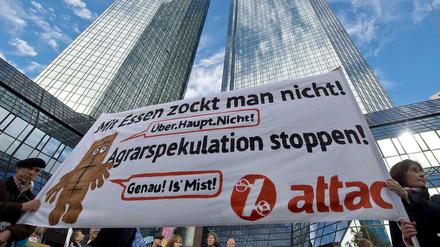 Attac-Aktivisten bei einer Demonstration in Frankfurt. 