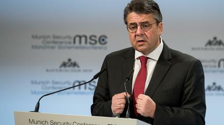 Sigmar Gabriel (SPD), Bundesaußenminister, spricht bei der 54. Münchner Sicherheitskonferenz. 