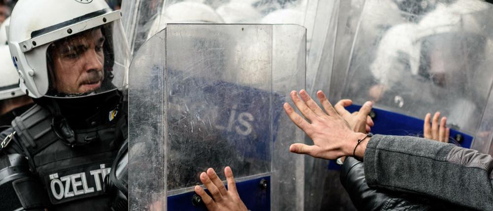 Ein Polizist drängt protestierende Studenten zurück. Die Demonstrations- und Versammlungsfreiheit in der Türkei sei eingeschränkt worden, moniert die EU.