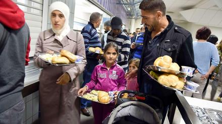 Nur noch satt und sauber? Syrische Flüchtlingsfamilie in der Essenausgabe der baden-württembergischen Erstaufnahmestelle im schwäbischen Meßstetten. 