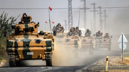 Türkische Panzer am Donnerstag auf dem Weg zur syrischen Grenze.