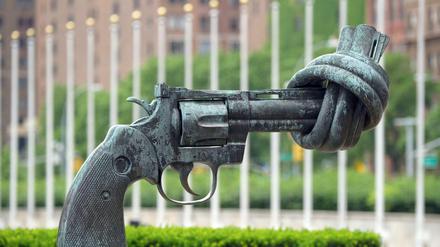 "Keine Gewalt" lautet der Name der Skulptur des swedischen Künstlers Carl Fredrik Reutersward vor dem UN-Gebäude in New York.