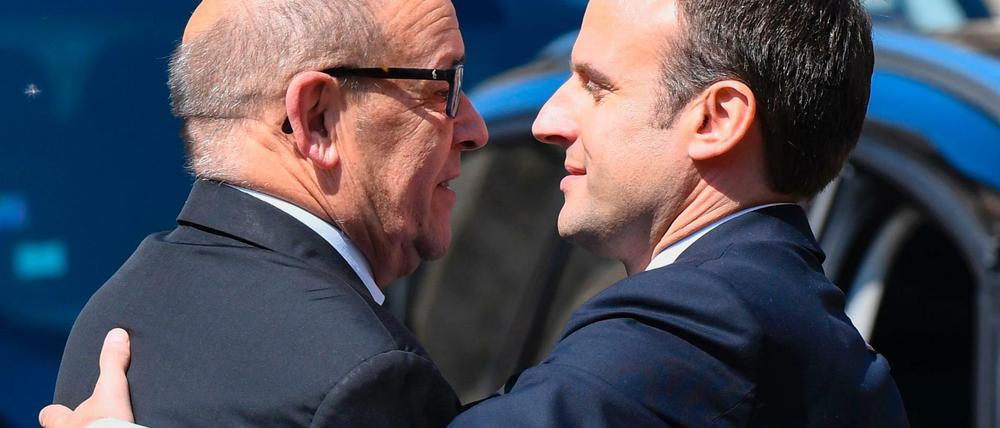 Frankreichs Präsident Emmanuel Macron mit dem künftigen Außenminister und bisherigen Justizminister Jean-Yves Le Drian (links).  