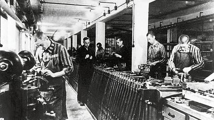 Häftlinge des KZ Dachau bei der Herstellung von Waffen