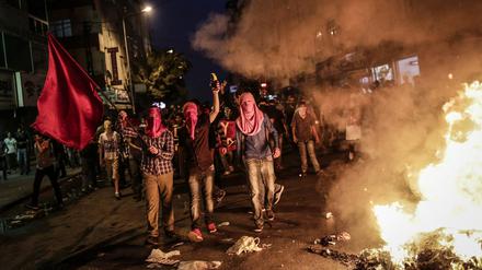 Militante Kurden demonstrieren am Freitagabend in Istanbul gegen das Vorgehen der Türkei gegen die Kurden.