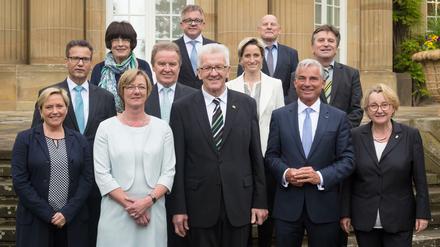 Die neuen Sterne. Vier Frauen, sieben Männer. Winfried Kretschmann (Mitte) führt mit der grün-schwarzen Koalition in Baden-Württemberg keine geschlechtergerechte Landesregierung. Und jetzt meckert die CDU auch noch wegen des Gender-Sternchens.