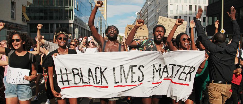 Demonstranten tragen am 10.07.2016 in Berlin ein Transparent mit dem Motto der schwarzen Bürgerrechtsbewegung "Black Lives Matter".