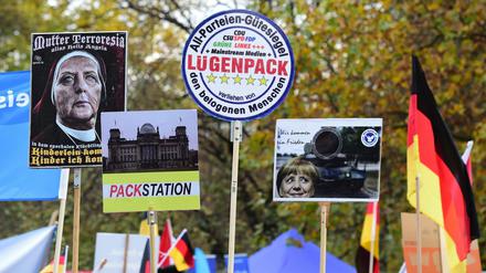 Bei der AfD-Kundgebung am Samstag in Berlin beleidigten die Demonstranten nicht nur Bundeskanzlerin Angela Merkel.