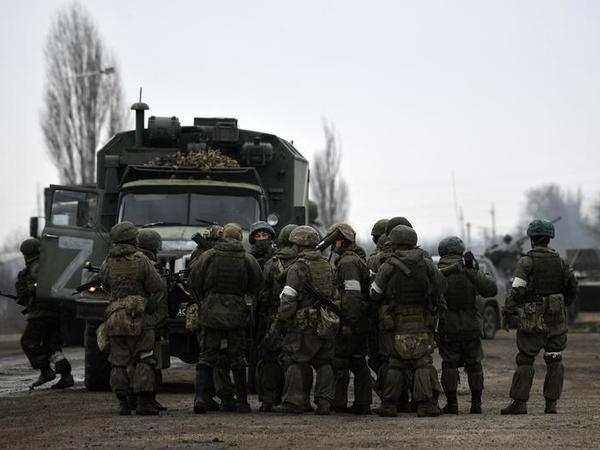 Das von der staatlichen russischen Nachrichtenagentur Sputnik veröffentlichte Bild zeigt russische Soldaten die neben einem Militärlastwagen stehen.