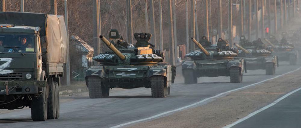 Eine russische Panzerkolonne mit dem aufgemalten Z-Symbol.