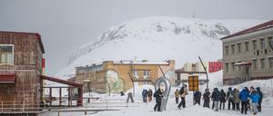Am 7. Mai 2022 besuchen Touristen die Bergarbeiterstadt Barentsburg in Spitzbergen.