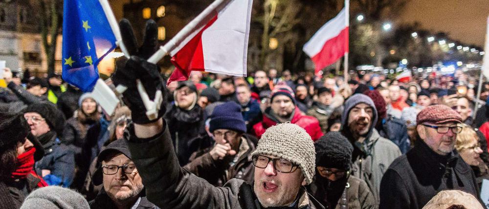 Teilnehmer einer Protestdemonstration gegen die neue polnische Regierung versammelten sich am Sonntag vor dem Privathaus von Jaroslaw Kaczynski, dem Führer der rechtskonservativen Partei für Recht und Gerechtigkeit (PiS). 