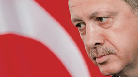 Der türkische Präsident Erdogan blick skeptisch. Die Entscheidungen des deutschen Rechtsstaats zur Böhmermann-Satire behagen ihm nicht. 