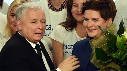 Wahlsieger. Jaroslaw Kaczynski (L), Chef der nationalkonservativen Partei PiS und Beata Szydlo, seine Kandidatin für das Amt der Premierministerin.