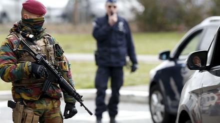 Ein belgischer Soldat bei Autokontrollen in Brüssel.