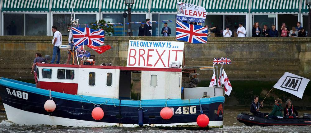 Ein Fischerboot von Brexit-Unterstützern auf der Themse in London