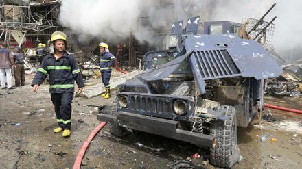 Dieses Fahrzeug der Regierungstruppen wurde bei einem Anschlag in Bagdad zerstört.