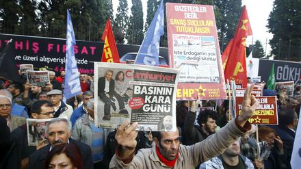 In Istanbul protestieren viele gegen den Haftbefehl.