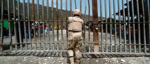Ein Soldat der Dominikanischen Republik schließt ein Tor an der Grenze zwischen Malpasse und Jimani. 