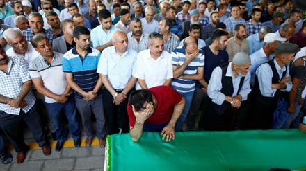 Familienmitglieder der Opfer des Bombenattentats bei einer Beisetzung.
