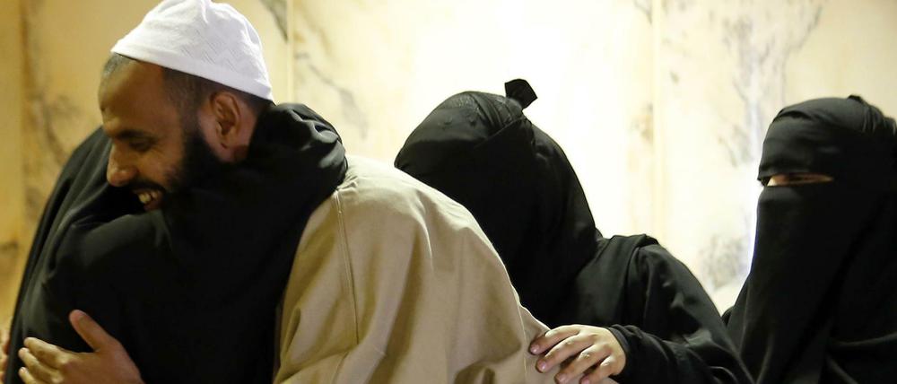 Einer der freigelassenen Häftlinge wird bei seiner Ankunft in Riad von Familienmitgliedern begrüßt.