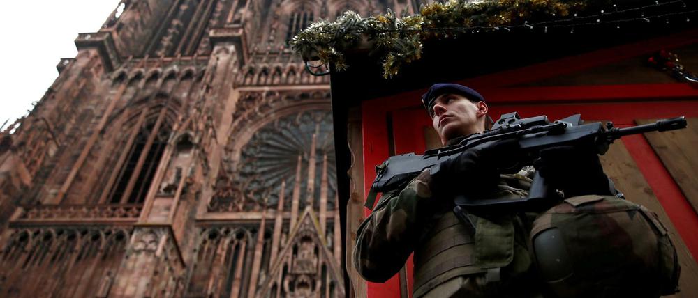 Ein französischer Soldat auf dem Straßburger Weihnachtsmarkt nach dem Anschlag.