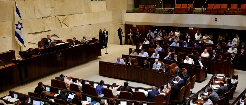 Mit einer knappen Mehrheit hat die Knesset ein umstrittene Neuregelung des NGO-Gesetzes verabschiedet. 