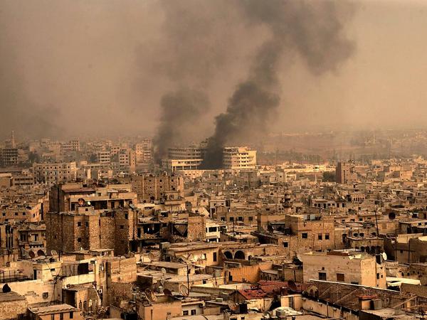Rauch über Aleppo: Die einst blühende Stadt gleicht in weiten Teilen einer Ruinenlandschaft.