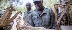 Die Bundeswehr beteiligt sich mit Soldaten an der UN-Friedensmission Misusma und an der europäischen Ausbildungsmission EUTM. Das Foto zeigt einen malischen Soldaten mit Holzgewehren, die im Training verwendet werden. 