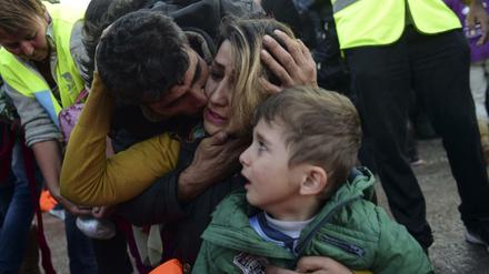 Familienzusammenführung - demnächst schwerer? Ein Mann umarmt Frau und Kind nach der Ankunft auf der griechischen Insel Lesbos an diesem Donnerstag. 