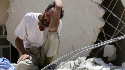 Not und Verzweiflung. Ein Mann in Aleppo vor den Trümmern eines Hauses. Das Gebäude soll durch einen Luftangriff zerstört worden sein.