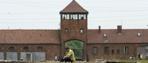 Auschwitz gehört zur völkischen Weltsicht des Hasses von Rechtsextremen gegenüber Andersdenkenden, Fremden und Flüchtlingen.