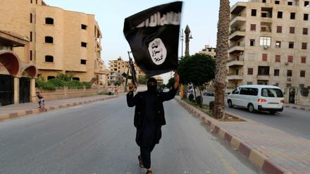 Ein IS-Kämpfer schwenkt eine Fahne in Raqqa, Syrien. 