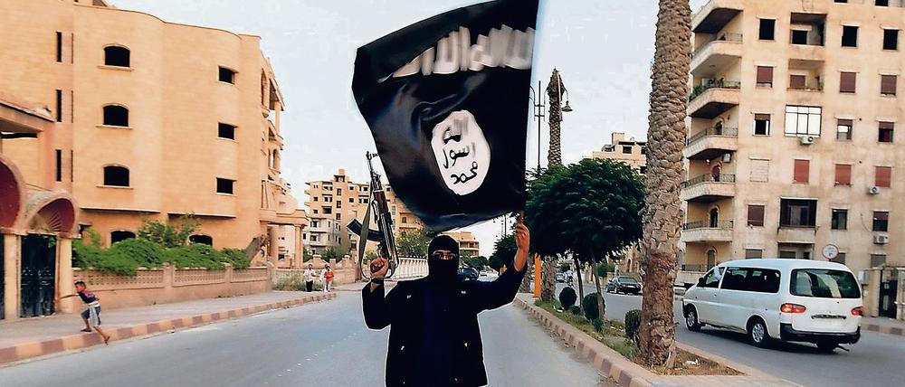 Ein IS-Kämpfer zeigt seine Flagge in Rakka (Archivbild).